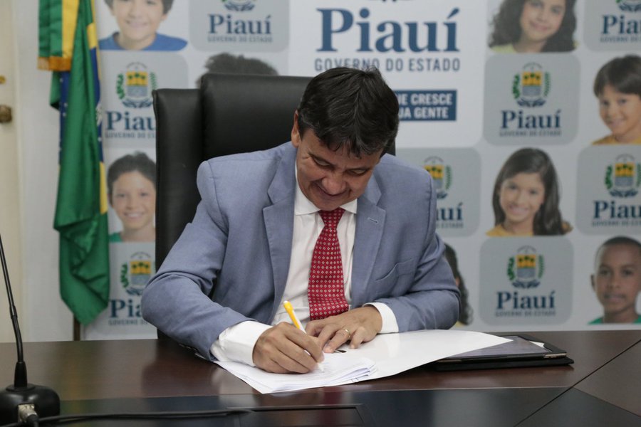 O Governo do Estado do Piauí, por meio da Universidade Estadual do Piauí (Uespi), firmou, em solenidade no Palácio de Karnak, parceria com a Universidade Católica de Portugal que permitirá o intercâmbio entre as duas instituições, referente à temática de PPPs; “A Universidade Católica de Portugal é credenciada pela Organização das Nações Unidas (ONU) e possui um observatório sobre o tema para que sejam alcançados objetivos de desenvolvimentos sustentáveis do planeta”, destacou o chefe do Executivo piauiense (Foto: Leonardo Lucena) O Governo do Estado do Piauí, por meio da Universidade Estadual do Piauí (Uespi), firmou, em solenidade no Palácio de Karnak, parceria com a Universidade Católica de Portugal que permitirá o intercâmbio entre as duas instituições, referente à temática de PPPs; “A Universidade Católica de Portugal é credenciada pela Organização das Nações Unidas (ONU) e possui um observatório sobre o tema para que sejam alcançados objetivos de desenvolvimentos sustentáveis do planeta”, destacou o chefe do Executivo piauiense
