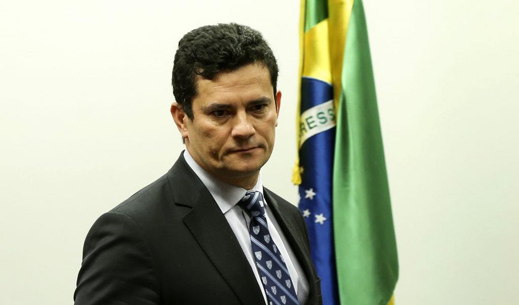 Em artigo no Conjur, os advogados André Luiz Figueira Cardoso e José Elias Gabriel Neto afirma que o manda de prisão do ex-presidente Lula, expedido por Sérgio Moro é a "vitória final de um movimento político-jurídico, de contornos ideológicos facilmente identificáveis, que poderíamos definir como 'morismo'; "De fato, o tratamento dado a esse acusado específico — ainda que não apenas a ele, evidentemente — constitui uma espécie de opus magnum desse movimento que logrou se apossar dos rumos do processo penal brasileiro", dizem (Foto: Aquiles Lins) Em artigo no Conjur, os advogados André Luiz Figueira Cardoso e José Elias Gabriel Neto afirma que o manda de prisão do ex-presidente Lula, expedido por Sérgio Moro é a "vitória final de um movimento político-jurídico, de contornos ideológicos facilmente identificáveis, que poderíamos definir como 'morismo'; "De fato, o tratamento dado a esse acusado específico — ainda que não apenas a ele, evidentemente — constitui uma espécie de opus magnum desse movimento que logrou se apossar dos rumos do processo penal brasileiro", dizem