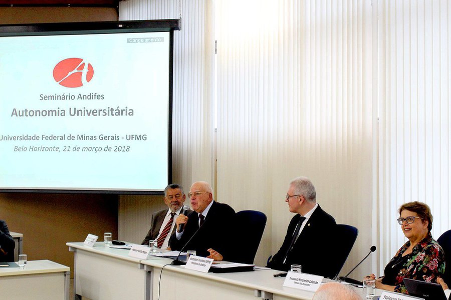"A universidade foi sempre considerada inviolável, desde os tempos dos reis", falou o professor e ex-ministro da Educação Murílio Hingel, ao receber a medalha Mérito Educacional Andifes, na manhã desta quarta-feira (13) na Universidade Federal de Minas Gerais (UFMG); para o ex-ministro, a crise institucional no país tem consequências trágicas. "Que sociedade é essa em que algumas pessoas buscam a rede social para quase aplaudir um assassinato?", lamenta lembrando da execução da vereadora Marielle Franco (Foto: Aquiles Lins) "A universidade foi sempre considerada inviolável, desde os tempos dos reis", falou o professor e ex-ministro da Educação Murílio Hingel, ao receber a medalha Mérito Educacional Andifes, na manhã desta quarta-feira (13) na Universidade Federal de Minas Gerais (UFMG); para o ex-ministro, a crise institucional no país tem consequências trágicas. "Que sociedade é essa em que algumas pessoas buscam a rede social para quase aplaudir um assassinato?", lamenta lembrando da execução da vereadora Marielle Franco