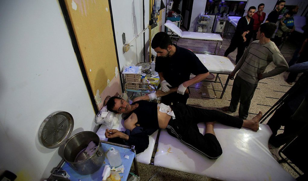 Homem ferido em hospital de campanha na cidade síria de Douma 16/04/2018 REUTERS/Ali Hashisho (Foto: Paulo Emílio) Homem ferido em hospital de campanha na cidade síria de Douma 16/04/2018 REUTERS/Ali Hashisho