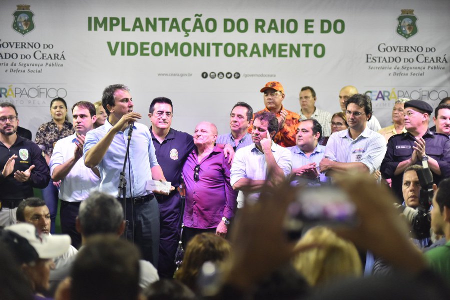 Aquiraz recebeu, na tarde desta terça-feira (27), uma unidade do Batalhão de Policiamento de Rondas e Ações Intensivas e Ostensivas (BPRaio) e o sistema de videomonitoramento, que tem o objetivo de interligar informações e focar no enfrentamento à criminalidade. Durante a solenidade, o governador Camilo Santana (PT) afirmou que as ações irão fazer a diferença no dia a dia da população. “Essas câmeras de videomonitoramento têm visão noturna, fazem giro de 360 graus, tiram foto da placa de carro e identificam se é roubado. Estamos adquirindo 13 mil pistolas, adquiri mais 1.500 novas viaturas e estaremos recebendo mais 600”, disse (Foto: Rodrigo Rocha) Aquiraz recebeu, na tarde desta terça-feira (27), uma unidade do Batalhão de Policiamento de Rondas e Ações Intensivas e Ostensivas (BPRaio) e o sistema de videomonitoramento, que tem o objetivo de interligar informações e focar no enfrentamento à criminalidade. Durante a solenidade, o governador Camilo Santana (PT) afirmou que as ações irão fazer a diferença no dia a dia da população. “Essas câmeras de videomonitoramento têm visão noturna, fazem giro de 360 graus, tiram foto da placa de carro e identificam se é roubado. Estamos adquirindo 13 mil pistolas, adquiri mais 1.500 novas viaturas e estaremos recebendo mais 600”, disse