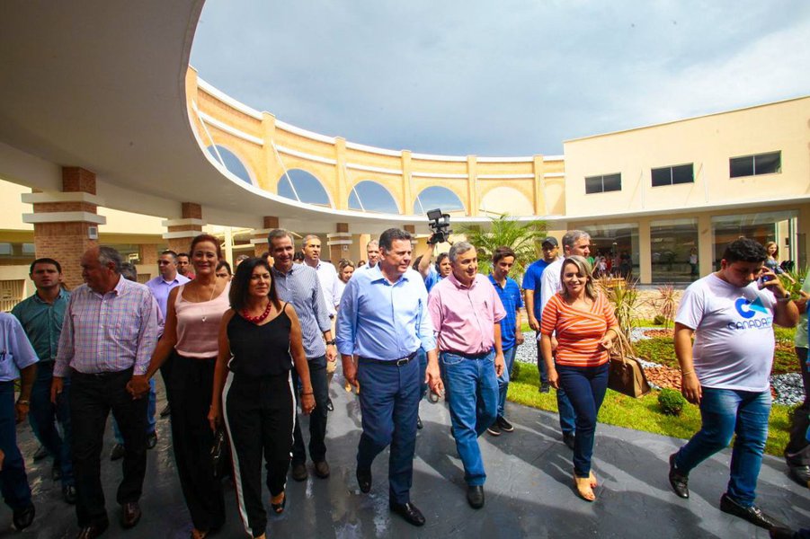 O governador Marconi Perillo inaugurou, na tarde de hoje, três grandes obras na cidade de Quirinópolis: o Centro de Referência e Excelência em Dependência Química (Credeq) Maria Pires Perillo, a Unidade Estadual de Saúde Especializada (USE) Leonardo Rezende, e a reforma do aeródromo Chico Anta. Juntas, as obras somam mais de R$ 40 milhões em investimentos; Marconi afirmou que estavam sendo entregues mais de R$ 80 milhões em obras, se somados os valores das obras, equipamentos e custeios mensais (Foto: José Barbacena) O governador Marconi Perillo inaugurou, na tarde de hoje, três grandes obras na cidade de Quirinópolis: o Centro de Referência e Excelência em Dependência Química (Credeq) Maria Pires Perillo, a Unidade Estadual de Saúde Especializada (USE) Leonardo Rezende, e a reforma do aeródromo Chico Anta. Juntas, as obras somam mais de R$ 40 milhões em investimentos; Marconi afirmou que estavam sendo entregues mais de R$ 80 milhões em obras, se somados os valores das obras, equipamentos e custeios mensais