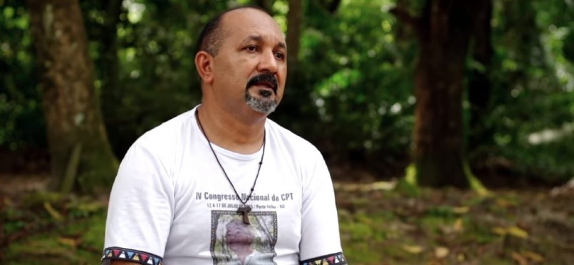 A prisão do padre José Amaro Lopes da Silva, em Anapu-PA, é vista como armação para criminalizar a luta do sacerdote; segundo a Comissão Pastoral da Terra (CPT), o ataque é motivo pelo fato de o religioso ser uma das principais lideranças da equipe pastoral da Prelazia do Xingu; "A gente acredita que é armação, porque ele é um exemplo de vida inquestionável, com seu compromisso histórico em defesa da justiça e do povo. Sabemos do contexto de conflito de interesses onde ele trabalha e querem criminaliza-lo como líder e a sua luta", afirma Tiago Valentim, da coordenação do CPT (Foto: Leonardo Lucena) A prisão do padre José Amaro Lopes da Silva, em Anapu-PA, é vista como armação para criminalizar a luta do sacerdote; segundo a Comissão Pastoral da Terra (CPT), o ataque é motivo pelo fato de o religioso ser uma das principais lideranças da equipe pastoral da Prelazia do Xingu; "A gente acredita que é armação, porque ele é um exemplo de vida inquestionável, com seu compromisso histórico em defesa da justiça e do povo. Sabemos do contexto de conflito de interesses onde ele trabalha e querem criminaliza-lo como líder e a sua luta", afirma Tiago Valentim, da coordenação do CPT