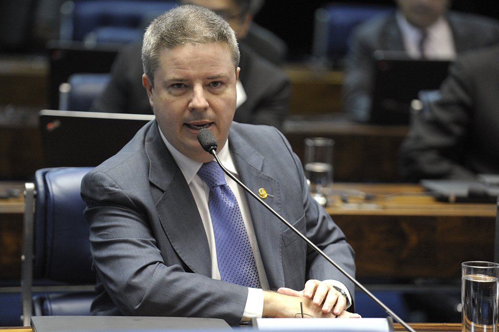 A Controladoria Geral de Minas informou que descobriu a atuação de uma organização criminosa, que desviou estimados R$ 27 milhões dos cofres da Secretaria de Saúde, que seriam utilizados no combate à dengue e à gripe; após a apuração dos indícios do ilícito, a autoridades do Estado solicitaram o apoio da Controladoria Geral da União, para aprofundar a investigação; o esquema de corrupção foi montado durante o Governo de Antonio Anastasia (PSDB) e foi denunciado à PF; a CGU também apontou fraudes em licitação a execução de contrato (Foto: Leonardo Lucena) A Controladoria Geral de Minas informou que descobriu a atuação de uma organização criminosa, que desviou estimados R$ 27 milhões dos cofres da Secretaria de Saúde, que seriam utilizados no combate à dengue e à gripe; após a apuração dos indícios do ilícito, a autoridades do Estado solicitaram o apoio da Controladoria Geral da União, para aprofundar a investigação; o esquema de corrupção foi montado durante o Governo de Antonio Anastasia (PSDB) e foi denunciado à PF; a CGU também apontou fraudes em licitação a execução de contrato