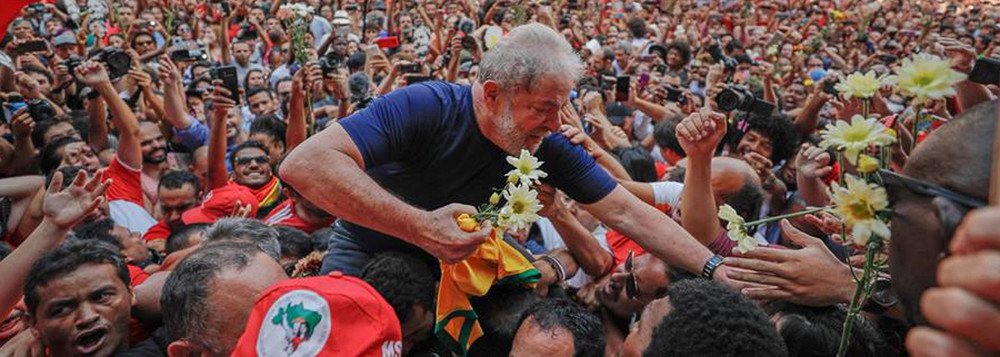 "O país ficou refém do Judiciário e este, por sua vez, refém da Globo e das forças da direita manipuladas do exterior, responsáveis pelo golpe que destituiu a presidenta Dilma Rousseff e prendeu Lula", diz o colunista Ribarmar Fonseca; "Se aqui existisse pena de morte já teriam executado Lula, mas pretendem mata-lo, em última hipótese, por inanição, bloqueando todos os seus meios de subsistência. Sua prisão, portanto, ainda não é o fim da sua perseguição, até porque Moro já tem outros inquéritos para condená-lo" (Foto: Ribamar Fonseca) "O país ficou refém do Judiciário e este, por sua vez, refém da Globo e das forças da direita manipuladas do exterior, responsáveis pelo golpe que destituiu a presidenta Dilma Rousseff e prendeu Lula", diz o colunista Ribarmar Fonseca; "Se aqui existisse pena de morte já teriam executado Lula, mas pretendem mata-lo, em última hipótese, por inanição, bloqueando todos os seus meios de subsistência. Sua prisão, portanto, ainda não é o fim da sua perseguição, até porque Moro já tem outros inquéritos para condená-lo"