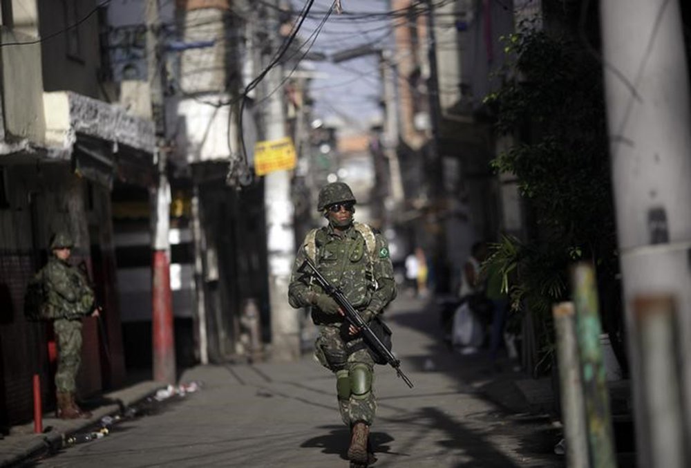 Soldado das Forças Armadas patrulha Complexo da Maré, no Rio de Janeiro 05/04/2014 REUTERS/Ricardo Moraes (Foto: Virginia Berriel) Soldado das Forças Armadas patrulha Complexo da Maré, no Rio de Janeiro 05/04/2014 REUTERS/Ricardo Moraes