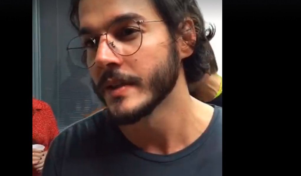O advogado e militante político do PDT Túlio Gadêlha, também conhecido por ser o namorado da apresentadora Fátima Bernardes, esteve nesta sexta-feira (6) ao Sindicato dos Metalúrgicos do ABC para prestar apoio ao ex-presidente Luiz Inácio Lula, pelo mandado de prisão expedido contra por Sérgio Moro; o político classificou o julgamento de Lula como "político e eleitoreiro"; "Nossa expectativa é ficar, dialogar e resistir" (Foto: Aquiles Lins) O advogado e militante político do PDT Túlio Gadêlha, também conhecido por ser o namorado da apresentadora Fátima Bernardes, esteve nesta sexta-feira (6) ao Sindicato dos Metalúrgicos do ABC para prestar apoio ao ex-presidente Luiz Inácio Lula, pelo mandado de prisão expedido contra por Sérgio Moro; o político classificou o julgamento de Lula como "político e eleitoreiro"; "Nossa expectativa é ficar, dialogar e resistir"