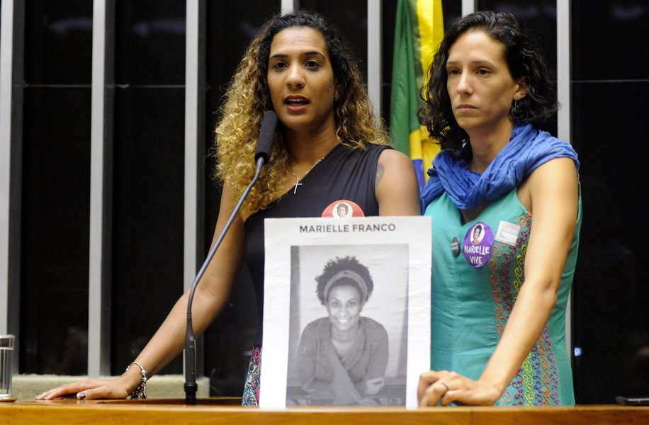 A vereadora Marielle Franco e seu motorista Anderson Gomes, assassinados no Rio de Janeiro na semana passada, foram homenageados em sessão solene nesta quinta-feira (22) no Plenário da Câmara; "A Marielle tinha urgência de vida e pulsava luta, e isso está sendo demonstrado no Brasil e no mundo. Isso não pode ser calado com a morte dela", disse Monica Benício, companheira de Marielle; já Anielle Silva, irmã da vereadora, afirmou que o assassinato de Marielle era a única forma de calá-la; "A gente urge por justiça", destacou (Foto: Aquiles Lins) A vereadora Marielle Franco e seu motorista Anderson Gomes, assassinados no Rio de Janeiro na semana passada, foram homenageados em sessão solene nesta quinta-feira (22) no Plenário da Câmara; "A Marielle tinha urgência de vida e pulsava luta, e isso está sendo demonstrado no Brasil e no mundo. Isso não pode ser calado com a morte dela", disse Monica Benício, companheira de Marielle; já Anielle Silva, irmã da vereadora, afirmou que o assassinato de Marielle era a única forma de calá-la; "A gente urge por justiça", destacou