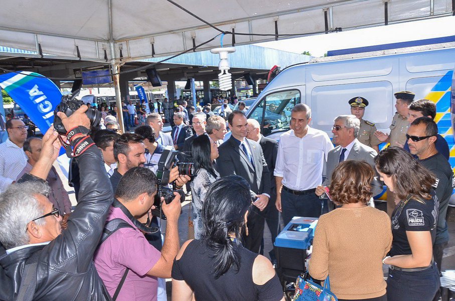 O governador José Eliton reforçou nesta quarta-feira (2) as medidas de prevenção e combate ao crime no transporte coletivo da Grande Goiânia: em parceria com o Tribunal de Justiça de Goiás (TJ-GO), o Ministério Público Estadual, (MP-GO), a Polícia Militar e Prefeitura de Goiânia, ele implantou a Operação Ponto Final: ao Assédio, ao Desrespeito e à Violência , que vai garantir, no local, registro imediato de ocorrências e realização de audiências preliminares para soluções de conflitos, entre eles porte de drogas, assédio e roubo; ação integra o Mais Segurança, que já implantou o Batalhão nos Terminais (Foto: José Barbacena) O governador José Eliton reforçou nesta quarta-feira (2) as medidas de prevenção e combate ao crime no transporte coletivo da Grande Goiânia: em parceria com o Tribunal de Justiça de Goiás (TJ-GO), o Ministério Público Estadual, (MP-GO), a Polícia Militar e Prefeitura de Goiânia, ele implantou a Operação Ponto Final: ao Assédio, ao Desrespeito e à Violência , que vai garantir, no local, registro imediato de ocorrências e realização de audiências preliminares para soluções de conflitos, entre eles porte de drogas, assédio e roubo; ação integra o Mais Segurança, que já implantou o Batalhão nos Terminais