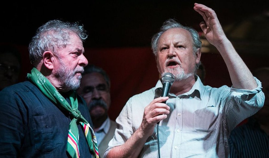 “Lá no Rio Grande, historicamente há um setor da oligarquia rural muito reacionário e fascista. Faz parte da sua origem histórica, que vem lá dos chimangos, dos lenços brancos, na disputa pela República. Depois apareceu também na época do Getúlio e, no golpe militar (de 1964) também houve uma vinculação muito grande com esses fazendeiros da fronteira", diz o líder do MST; leia a reportagem de Luciano Velleda, da Rede Brasil Atual (Foto: Leonardo Attuch) “Lá no Rio Grande, historicamente há um setor da oligarquia rural muito reacionário e fascista. Faz parte da sua origem histórica, que vem lá dos chimangos, dos lenços brancos, na disputa pela República. Depois apareceu também na época do Getúlio e, no golpe militar (de 1964) também houve uma vinculação muito grande com esses fazendeiros da fronteira", diz o líder do MST; leia a reportagem de Luciano Velleda, da Rede Brasil Atual