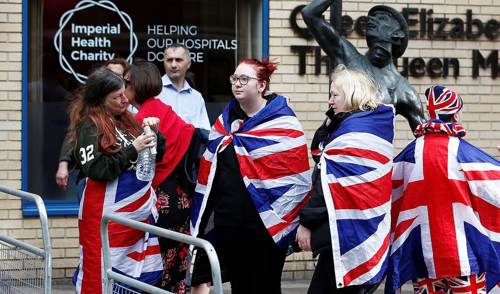 Simpatizantes da Família Real britânica aguardam do lado de fora do hospital de St Mary, em Londres 23/04/2018 REUTERS/Henry Nicholls (Foto: Aquiles Lins) Simpatizantes da Família Real britânica aguardam do lado de fora do hospital de St Mary, em Londres 23/04/2018 REUTERS/Henry Nicholls