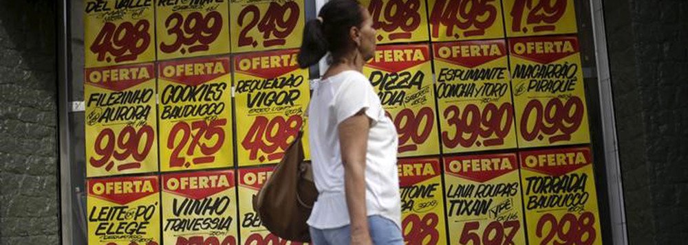 Consumidora passa por cartazes com preços de produtos em mercado no Rio de Janeiro 09/12/2017 REUTERS/Ricardo Moraes (Foto: Leonardo Lucena) Consumidora passa por cartazes com preços de produtos em mercado no Rio de Janeiro 09/12/2017 REUTERS/Ricardo Moraes