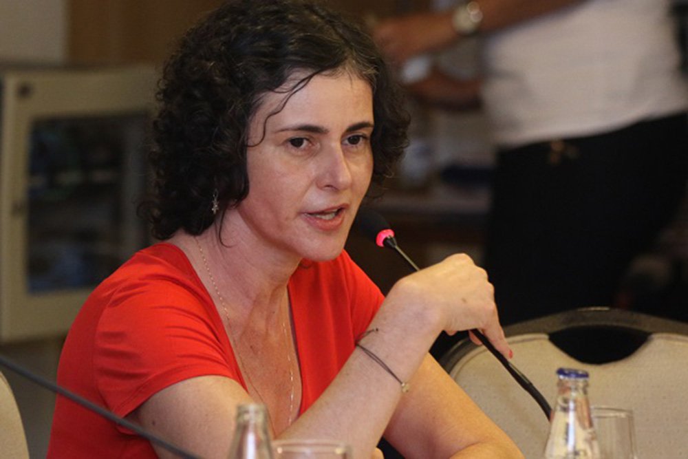 Liderança da "Chapa do Participante", de oposição, em entrevista ao 247 Fabiana Cristina Meneguele Matheus denuncia manobras contábeis da atual diretoria da Funcef para encobrir um déficit crescente e acusa os atuais gestores de fazer opções de investimentos que causaram prejuízo sem necessidade, como a excessiva concentração de investimentos em renda fixa; "A Previ manteve sua posição na renda variável e soube aguardar o bom momento da Bolsa e de outros investimentos, como as ações da Vale, "afirma, referindo-se ao Fundo que é referência no país (Foto: Ana Pupulin) Liderança da "Chapa do Participante", de oposição, em entrevista ao 247 Fabiana Cristina Meneguele Matheus denuncia manobras contábeis da atual diretoria da Funcef para encobrir um déficit crescente e acusa os atuais gestores de fazer opções de investimentos que causaram prejuízo sem necessidade, como a excessiva concentração de investimentos em renda fixa; "A Previ manteve sua posição na renda variável e soube aguardar o bom momento da Bolsa e de outros investimentos, como as ações da Vale, "afirma, referindo-se ao Fundo que é referência no país