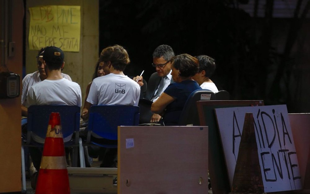 Os estudantes da Universidade de Brasília (UnB),que ocupam a reitoria há 16 dias, não chegaram a um acordo quanto à desocupação do local; mesmo com uma notificação extrajudicial cobrando o fim do movimento, os alunos decidiram permanecer no local; eles querem a liberação de verbas para a instituição, são contra o aumento de preço nas refeições do Restaurante e as demissões de terceirizados, entre outras questões (Foto: Voney Malta) Os estudantes da Universidade de Brasília (UnB),que ocupam a reitoria há 16 dias, não chegaram a um acordo quanto à desocupação do local; mesmo com uma notificação extrajudicial cobrando o fim do movimento, os alunos decidiram permanecer no local; eles querem a liberação de verbas para a instituição, são contra o aumento de preço nas refeições do Restaurante e as demissões de terceirizados, entre outras questões