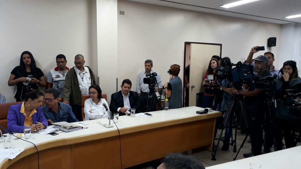 O prefeito Iris Rezende (MDB) denunciou em entrevista a existência de “interesses escusos” na Câmara Municipal, que segundo ele explicam a investigação aberta por vereadores em cima de suspeitas de irregularidade na rede pública de atendimento; na manhã desta sexta-feira, a CEI da Saúde recebeu a secretária municipal de Saúde, Fátima Mrué, pela sétima; ela novamente foi inquirida sobre as diversas falhas no sistema de saúde; de braços cruzados e com expressão de deboche, Fátima se negou a assumir que a saúde municipal enfrenta uma crise grave que insiste em continuar (Foto: José Barbacena) O prefeito Iris Rezende (MDB) denunciou em entrevista a existência de “interesses escusos” na Câmara Municipal, que segundo ele explicam a investigação aberta por vereadores em cima de suspeitas de irregularidade na rede pública de atendimento; na manhã desta sexta-feira, a CEI da Saúde recebeu a secretária municipal de Saúde, Fátima Mrué, pela sétima; ela novamente foi inquirida sobre as diversas falhas no sistema de saúde; de braços cruzados e com expressão de deboche, Fátima se negou a assumir que a saúde municipal enfrenta uma crise grave que insiste em continuar