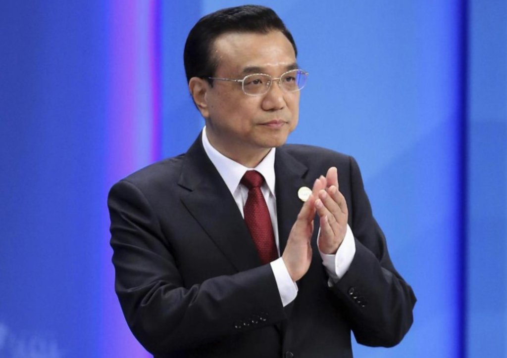 O primeiro-ministro chinês, Li Keqiang, afirmou que a China não forçará empresas estrangeiras a transferir tecnologia e fortalecerá os direitos de propriedade intelectual; a China tenta evitar uma guerra comercial, depois que o presidente norte-americano decidiu aumentar a barreira alfandegária a 128 produtos chineses (Foto: Leonardo Lucena) O primeiro-ministro chinês, Li Keqiang, afirmou que a China não forçará empresas estrangeiras a transferir tecnologia e fortalecerá os direitos de propriedade intelectual; a China tenta evitar uma guerra comercial, depois que o presidente norte-americano decidiu aumentar a barreira alfandegária a 128 produtos chineses