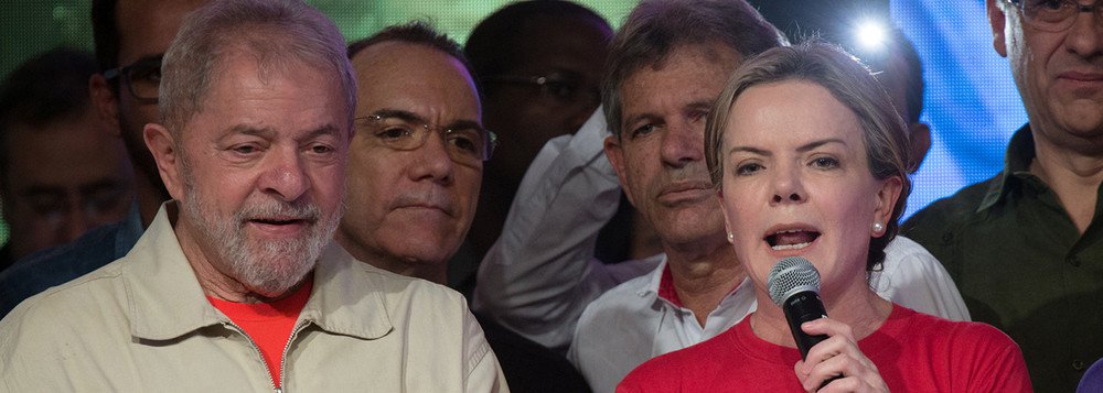 A presidente nacional do PT, senadora Gleisi Hoffmann (PR), desmentiu uma matéria do jornal Folha de S. Paulo, intitulada "Lula reavalia agenda no Sul após dois dias de protestos"; "MENTIRA! A Caravana seguirá o roteiro traçado. Denunciamos milícias armadas que atacam a caravana! É responsabilidade do Estado a segurança dos ex presidentes Lula e Dilma! Não houve orientação do presidente p/ conversar c/ autoridades. Foi decisão do partido e dos parlamentares", escreveu a parlamentar em sua conta no Twitter (Foto: Leonardo Lucena) A presidente nacional do PT, senadora Gleisi Hoffmann (PR), desmentiu uma matéria do jornal Folha de S. Paulo, intitulada "Lula reavalia agenda no Sul após dois dias de protestos"; "MENTIRA! A Caravana seguirá o roteiro traçado. Denunciamos milícias armadas que atacam a caravana! É responsabilidade do Estado a segurança dos ex presidentes Lula e Dilma! Não houve orientação do presidente p/ conversar c/ autoridades. Foi decisão do partido e dos parlamentares", escreveu a parlamentar em sua conta no Twitter