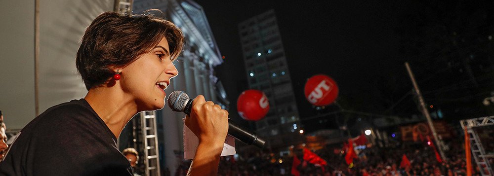 "O preço do golpe: para 72% economia piorou depois do golpe no Brasil. Temer está a frente de um governo que é um desastre na economia, uma tragédia para os trabalhadores, um pesadelo para 99% do povo", escreveu a presidenciável pelo PCdoB no Twitter (Foto: Leonardo Lucena) "O preço do golpe: para 72% economia piorou depois do golpe no Brasil. Temer está a frente de um governo que é um desastre na economia, uma tragédia para os trabalhadores, um pesadelo para 99% do povo", escreveu a presidenciável pelo PCdoB no Twitter
