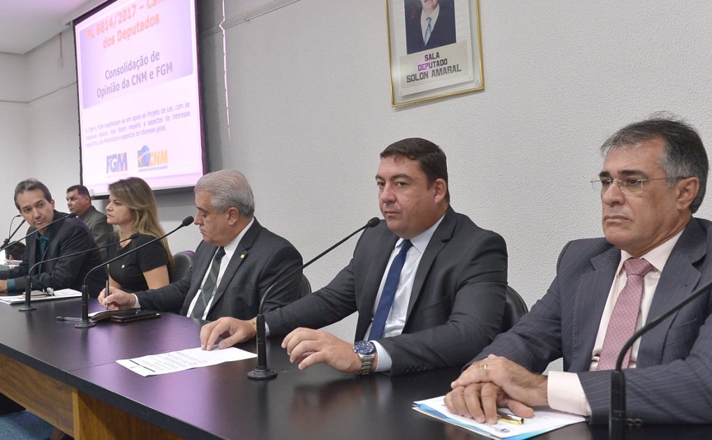 A Assembleia promoveu nesta terça-feira, 24, seminário regional para discutir o Projeto de Lei nº 6814/17 que institui normas para licitações e contratos da Administração Pública. A proposta revoga a Lei nº 8.666/93, a Lei nº 10.520/02, e dispositivos da Lei nº 12.462/11; os trabalhos foram abertos pelo presidente do Legislativo, José Vitti (PSDB); de acordo com Vitti, o tema é muito significativo tendo em vista que alguns Estados estão avançando nesta discussão. “Esse debate precisa ser efetivamente colocado no Congresso Nacional, pois nós estamos caminhando para evolução. As coisas tendem a melhorar. A lei de licitações e contratos, muitas vezes, amarra muito os gestores, dificultando suas gestões” (Foto: José Barbacena) A Assembleia promoveu nesta terça-feira, 24, seminário regional para discutir o Projeto de Lei nº 6814/17 que institui normas para licitações e contratos da Administração Pública. A proposta revoga a Lei nº 8.666/93, a Lei nº 10.520/02, e dispositivos da Lei nº 12.462/11; os trabalhos foram abertos pelo presidente do Legislativo, José Vitti (PSDB); de acordo com Vitti, o tema é muito significativo tendo em vista que alguns Estados estão avançando nesta discussão. “Esse debate precisa ser efetivamente colocado no Congresso Nacional, pois nós estamos caminhando para evolução. As coisas tendem a melhorar. A lei de licitações e contratos, muitas vezes, amarra muito os gestores, dificultando suas gestões”