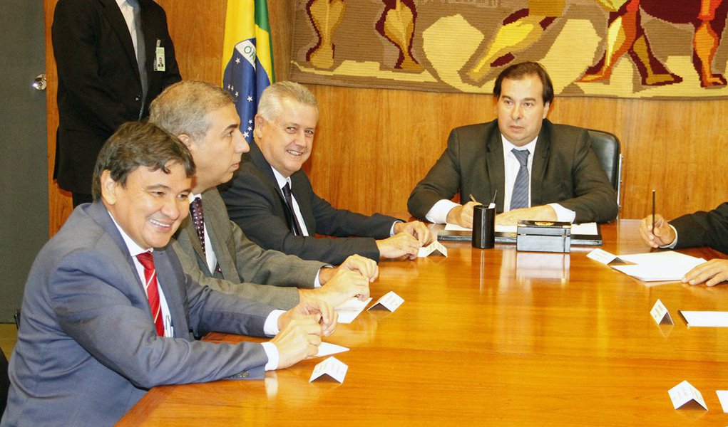 Audiência entre o governador Wellington Dias (PT) e o presidente da Câmara, Rodrigo Maia (DEM-RJ), debateu a regulamentação da securitização da Dívida Ativa dos Estados e o Sistema Nacional de Segurança Pública; de acordo com o governador, Maia “se comprometeu em encaminhar um pedido de apreciação de urgência do projeto já aprovado no Senado e está aguardando a votação da PLS 204, que trata sobre os recebíveis para que possa garantir as condições de crédito para investimentos para estados, municípios e a própria União”; sobre o Fundo Nacional de Segurança Pública, Wellington disse que o presidente da Câmara afirmou que está trabalhando para que a votação aconteça (Foto: Voney Malta) Audiência entre o governador Wellington Dias (PT) e o presidente da Câmara, Rodrigo Maia (DEM-RJ), debateu a regulamentação da securitização da Dívida Ativa dos Estados e o Sistema Nacional de Segurança Pública; de acordo com o governador, Maia “se comprometeu em encaminhar um pedido de apreciação de urgência do projeto já aprovado no Senado e está aguardando a votação da PLS 204, que trata sobre os recebíveis para que possa garantir as condições de crédito para investimentos para estados, municípios e a própria União”; sobre o Fundo Nacional de Segurança Pública, Wellington disse que o presidente da Câmara afirmou que está trabalhando para que a votação aconteça