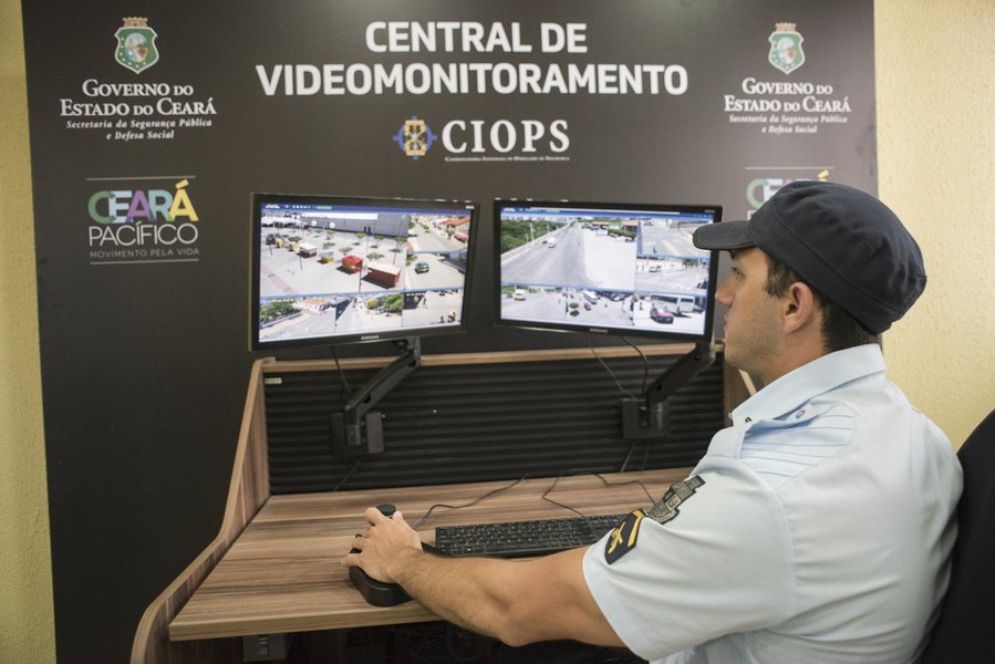 Eusébio será a nona cidade interligada por câmeras no Estado, sendo a quinta da Região Metropolitana de Fortaleza (RMF). Além de Eusébio, as cidades de Aquiraz, Horizonte, Cascavel e Caucaia, todas na RMF já receberam as câmeras de videomonitoramento. A instalação do sistema tem o objetivo de interligar informações e focar no enfrentamento a crimes nas cidades com população acima de 50 mil habitantes (Foto: Fatima 247) Eusébio será a nona cidade interligada por câmeras no Estado, sendo a quinta da Região Metropolitana de Fortaleza (RMF). Além de Eusébio, as cidades de Aquiraz, Horizonte, Cascavel e Caucaia, todas na RMF já receberam as câmeras de videomonitoramento. A instalação do sistema tem o objetivo de interligar informações e focar no enfrentamento a crimes nas cidades com população acima de 50 mil habitantes