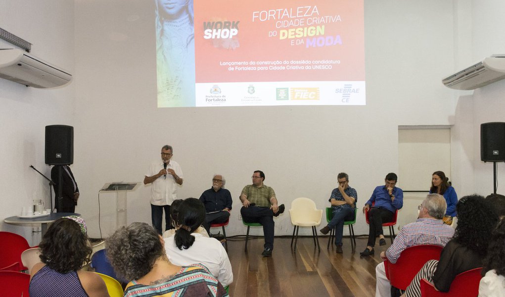 A Prefeitura de Fortaleza lançou ontem, a candidatura da cidade ao selo da Rede Mundial de Cidades criativas da Unesco. Até abril de 2019, a prefeitura deve encaminhar à Unesco um relatório com os avanços municipais no âmbito do design em suas múltiplas especificidades. O resultado será divulgado em outubro de 2019
(Foto: Fatima 247) A Prefeitura de Fortaleza lançou ontem, a candidatura da cidade ao selo da Rede Mundial de Cidades criativas da Unesco. Até abril de 2019, a prefeitura deve encaminhar à Unesco um relatório com os avanços municipais no âmbito do design em suas múltiplas especificidades. O resultado será divulgado em outubro de 2019