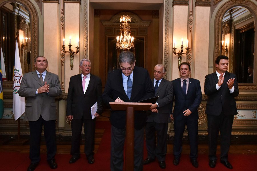 O governador Fernando Pimentel assinou, no Palácio da Liberdade, em Belo Horizonte, dois decretos que, segundo o executivo, normatizam a concessão de estímulos ao investimento no estado por meio dos Regimes Especiais de Tributação e dos Protocolos de Intenções; o governo informou que as medidas irão garantir um ambiente de segurança jurídica tanto para as empresas beneficiadas com incentivos fiscais quanto para a política de atração e manutenção de investimentos adotada pelo governo estadual (Foto: Leonardo Lucena) O governador Fernando Pimentel assinou, no Palácio da Liberdade, em Belo Horizonte, dois decretos que, segundo o executivo, normatizam a concessão de estímulos ao investimento no estado por meio dos Regimes Especiais de Tributação e dos Protocolos de Intenções; o governo informou que as medidas irão garantir um ambiente de segurança jurídica tanto para as empresas beneficiadas com incentivos fiscais quanto para a política de atração e manutenção de investimentos adotada pelo governo estadual