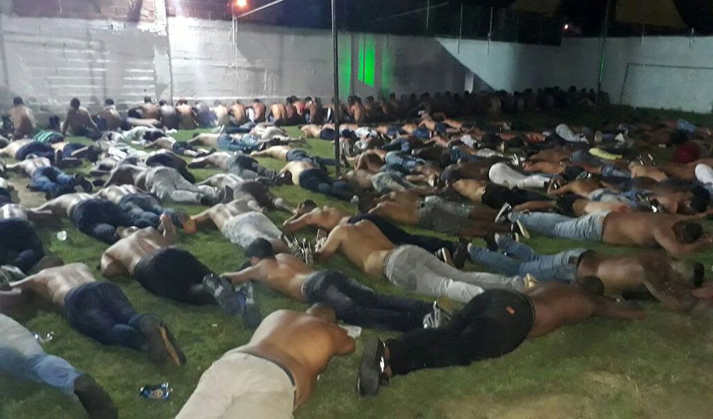 A audiência de custódia terminou por volta das 3h30; os presos foram ouvidos em grupos de 20 cada vez, por vídeo conferência, para evitar deslocamento de tanta gente pela cidade; a polícia afirma que todos têm ligação com milicianos que atuam na Zona Oeste do Rio; entre os presos há dois militares do Exército, um da Aeronáutica e um bombeiro (Foto: Voney Malta) A audiência de custódia terminou por volta das 3h30; os presos foram ouvidos em grupos de 20 cada vez, por vídeo conferência, para evitar deslocamento de tanta gente pela cidade; a polícia afirma que todos têm ligação com milicianos que atuam na Zona Oeste do Rio; entre os presos há dois militares do Exército, um da Aeronáutica e um bombeiro