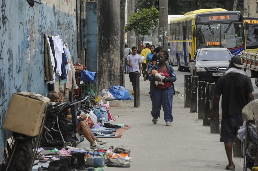 Levantamento do Instituto de Segurança Pública (ISP) mostra que a crise na segurança do Rio levou o estado a atingir, somente em janeiro e fevereiro, o pior índice na história para seis diferentes tipos de crimes; são os casos de roubos de carga, de veículo, a pedestre, em ônibus, de celular e os a caixas eletrônicos; entre os anos de 1991 a 1998, por exemplo, 15.107 pedestres registraram ocorrência de roubo; esse número é pouco menor que os 15.624 casos registrados apenas nos dois primeiros meses deste ano (Foto: Voney Malta) Levantamento do Instituto de Segurança Pública (ISP) mostra que a crise na segurança do Rio levou o estado a atingir, somente em janeiro e fevereiro, o pior índice na história para seis diferentes tipos de crimes; são os casos de roubos de carga, de veículo, a pedestre, em ônibus, de celular e os a caixas eletrônicos; entre os anos de 1991 a 1998, por exemplo, 15.107 pedestres registraram ocorrência de roubo; esse número é pouco menor que os 15.624 casos registrados apenas nos dois primeiros meses deste ano