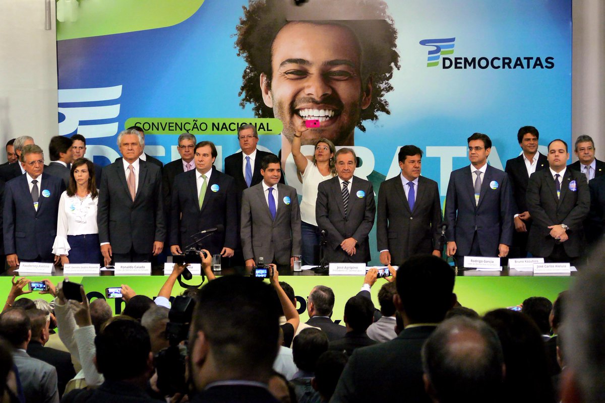 Ministro da Educação e vice-presidente do DEM, Mendonça Filho, lançou oficialmente o presidente da Câmara dos Deputados, Rodrigo Maia, como candidato do partido para disputar a Presidência da República nas eleições de outubro. "Essa é a sua missão Rodrigo, apontar o futuro do Brasil, tirar daqueles que se aproveitam com uma ação corporativa e corporativista se apropriando daquilo que é do povo", disse Mendonça; "Esse é o seu desafio, devolver o Estado brasileiro aos brasileiros e principalmente aos mais pobres", acrescentou (Foto: Paulo Emílio) Ministro da Educação e vice-presidente do DEM, Mendonça Filho, lançou oficialmente o presidente da Câmara dos Deputados, Rodrigo Maia, como candidato do partido para disputar a Presidência da República nas eleições de outubro. "Essa é a sua missão Rodrigo, apontar o futuro do Brasil, tirar daqueles que se aproveitam com uma ação corporativa e corporativista se apropriando daquilo que é do povo", disse Mendonça; "Esse é o seu desafio, devolver o Estado brasileiro aos brasileiros e principalmente aos mais pobres", acrescentou