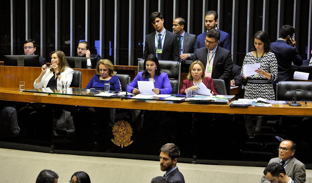 Plenário da Câmara dos Deputados aprovou a emenda substitutiva da deputada Laura Carneiro (sem partido-RJ) ao Projeto de Lei 5452/16, do Senado, que tipifica o crime de divulgação de cenas de estupro e aumenta a pena para estupro coletivo; matéria agora retorna ao Senado (Foto: Gisele Federicce) Plenário da Câmara dos Deputados aprovou a emenda substitutiva da deputada Laura Carneiro (sem partido-RJ) ao Projeto de Lei 5452/16, do Senado, que tipifica o crime de divulgação de cenas de estupro e aumenta a pena para estupro coletivo; matéria agora retorna ao Senado