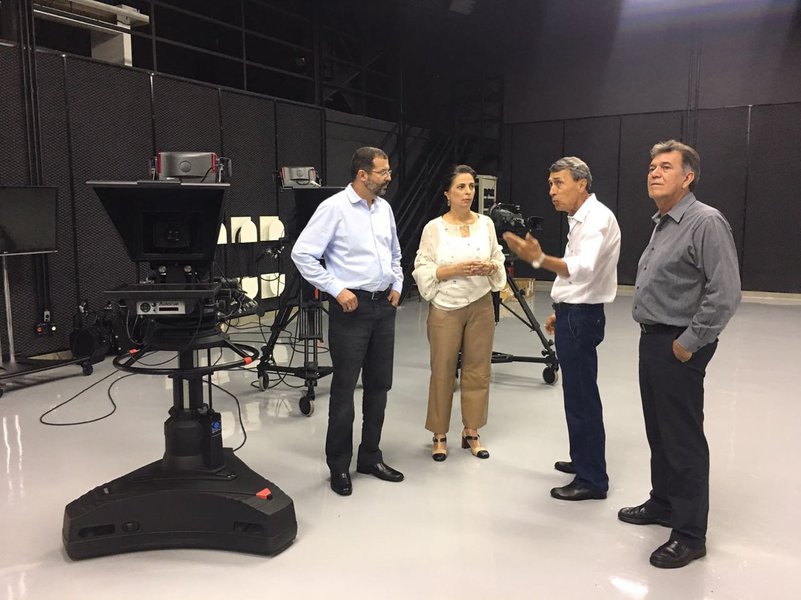 No Dia Internacional da Mulher, a vereadora Dra. Cristina (PSDB) teve uma agenda especial na Televisão Brasil Central (TBC); ela participou do JBC 1ª Edição e falou muito sobre as políticas públicas para as mulheres; “É uma televisão moderna e atual, que está preparada para o futuro. A imprensa precisa acompanhar a interatividade das redes sociais e a nova TBC está nesse caminho. Muito feliz em saber que esse patrimônio é de Goiás. Um dinheiro bem aplicado e que vai ter retorno para o público”, afirmou a vereadora, em entrevista à reportagem da emissora
(Foto: José Barbacena) No Dia Internacional da Mulher, a vereadora Dra. Cristina (PSDB) teve uma agenda especial na Televisão Brasil Central (TBC); ela participou do JBC 1ª Edição e falou muito sobre as políticas públicas para as mulheres; “É uma televisão moderna e atual, que está preparada para o futuro. A imprensa precisa acompanhar a interatividade das redes sociais e a nova TBC está nesse caminho. Muito feliz em saber que esse patrimônio é de Goiás. Um dinheiro bem aplicado e que vai ter retorno para o público”, afirmou a vereadora, em entrevista à reportagem da emissora