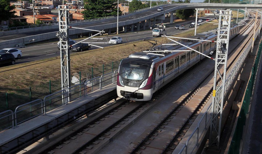 A operação pré-comercial do metrô, entre as estações Mussurunga e Aeroporto, em Salvador, já começou, mas com as viagens sem passageiros acontecendo diariamente das 15h à 0h, e sem interferência na rotina de embarque e desembarque dos passageiros nos demais trechos; ação permite que sejam realizados os testes necessários para o início da operação comercial no trecho, prevista para as próximas semanas (Foto: Voney Malta) A operação pré-comercial do metrô, entre as estações Mussurunga e Aeroporto, em Salvador, já começou, mas com as viagens sem passageiros acontecendo diariamente das 15h à 0h, e sem interferência na rotina de embarque e desembarque dos passageiros nos demais trechos; ação permite que sejam realizados os testes necessários para o início da operação comercial no trecho, prevista para as próximas semanas