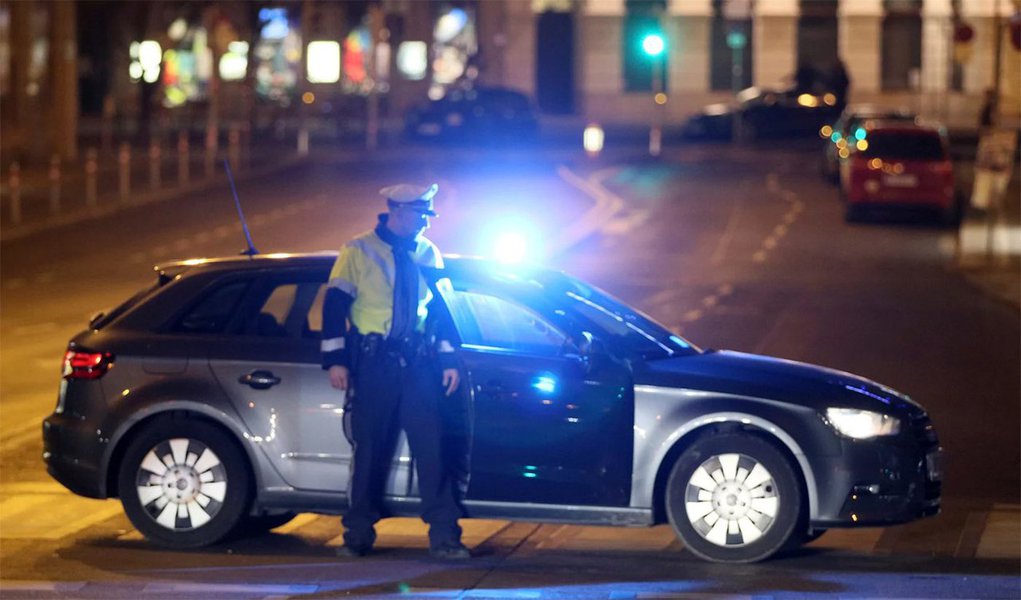 Quatro pessoas ficaram gravemente feridas em dois ataques com facas em um bairro da capital austríaca Viena na noite desta quarta-feira, mas não estavam claros os motivos e se havia conexão entre os atos; um cidadão do Afeganistão foi posteriormente preso em conexão com o segundo ataque, mas nenhum outro detalhe estava imediatamente disponível; Viena não passou por nenhum ataque fatal de militantes islâmicos como os que abalaram Paris, Berlim e Bruxelas desde 2015 (Foto: Paulo Emílio) Quatro pessoas ficaram gravemente feridas em dois ataques com facas em um bairro da capital austríaca Viena na noite desta quarta-feira, mas não estavam claros os motivos e se havia conexão entre os atos; um cidadão do Afeganistão foi posteriormente preso em conexão com o segundo ataque, mas nenhum outro detalhe estava imediatamente disponível; Viena não passou por nenhum ataque fatal de militantes islâmicos como os que abalaram Paris, Berlim e Bruxelas desde 2015