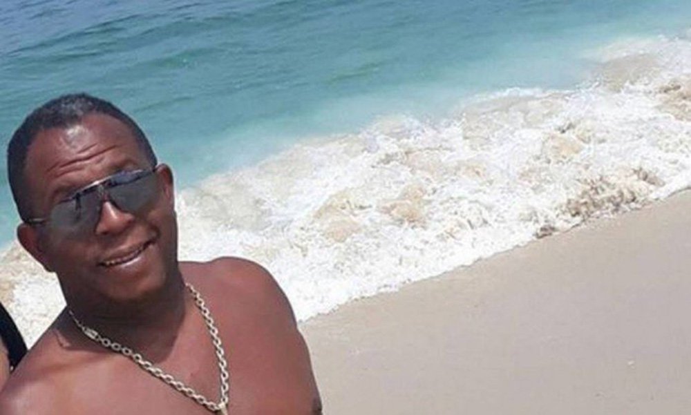 O segundo sargento da Polícia Militar do Rio, Marcos Aurélio Nascimento Almeida, foi assassinado na porta de sua casa, por volta das 21h40 desta quarta-feira (7), em Campo Grande, na zona oeste; ele e a namorada voltavam de uma pizzaria e assim que o policial desceu de seu carro para abrir o portão de sua casa, um homem, que estava sentado num banco da praça em frente à residência, se aproximou e efetuou os disparos (Foto: Voney Malta) O segundo sargento da Polícia Militar do Rio, Marcos Aurélio Nascimento Almeida, foi assassinado na porta de sua casa, por volta das 21h40 desta quarta-feira (7), em Campo Grande, na zona oeste; ele e a namorada voltavam de uma pizzaria e assim que o policial desceu de seu carro para abrir o portão de sua casa, um homem, que estava sentado num banco da praça em frente à residência, se aproximou e efetuou os disparos