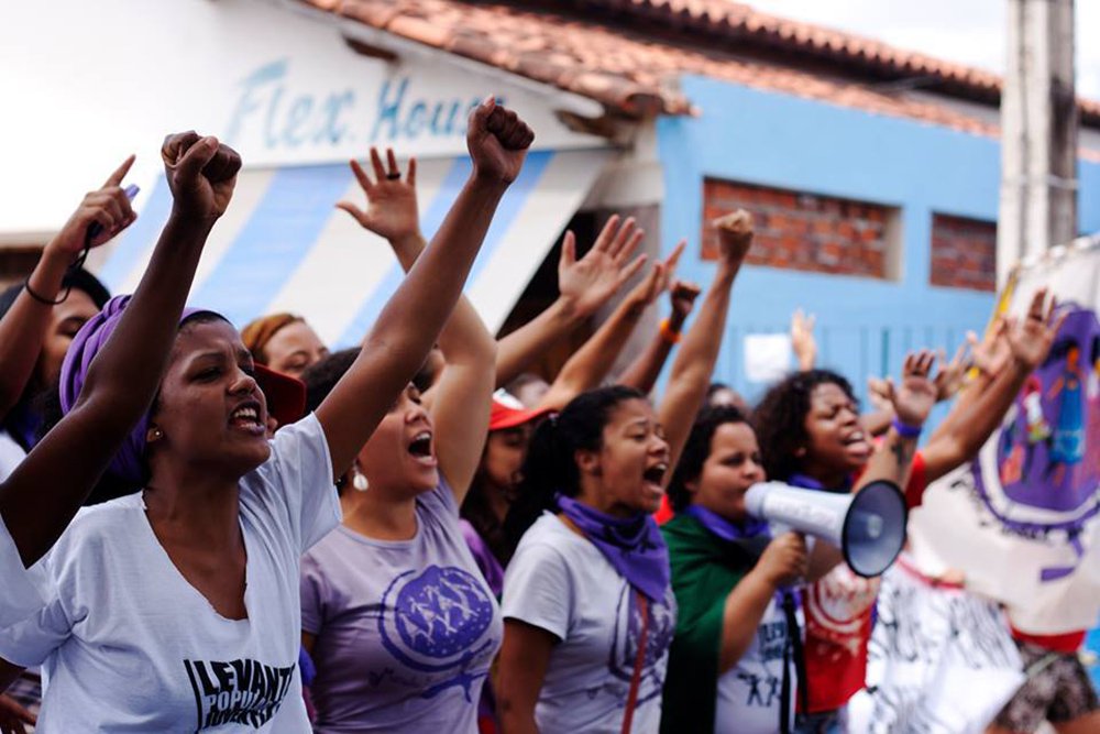 Os cortes no Orçamento realizados desde 2015, mas muito aprofundados na gestão Michel Temer, atingiram em especial as mulheres. Em condição de maior vulnerabilidade que os homens, elas são as mais afetadas com a redução de verbas para políticas públicas em qualquer área. Além disso, as ações específicas para a promoção da autonomia e o combate à violência contra a mulher foram praticamente aniquiladas. De 2014 para 2017, a tesoura da austeridade retirou 62,87% dos recursos destinos a elas (Foto: Aquiles Lins) Os cortes no Orçamento realizados desde 2015, mas muito aprofundados na gestão Michel Temer, atingiram em especial as mulheres. Em condição de maior vulnerabilidade que os homens, elas são as mais afetadas com a redução de verbas para políticas públicas em qualquer área. Além disso, as ações específicas para a promoção da autonomia e o combate à violência contra a mulher foram praticamente aniquiladas. De 2014 para 2017, a tesoura da austeridade retirou 62,87% dos recursos destinos a elas