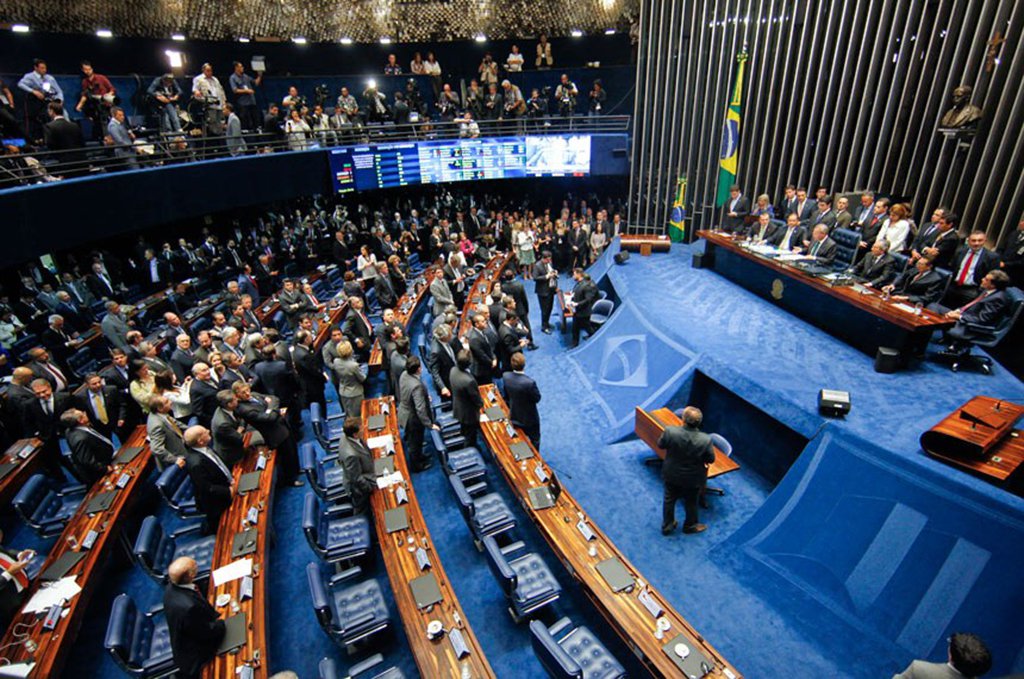 O Senado aprovou, nesta quarta-feira (7) um projeto que ratifica acordo de céus abertos entre Brasil e Estados Unidos, firmado em 2011 entre Dilma Rousseff e o então presidente Barack Obama. Segundo o acordo, a abertura ou fechamento de novas rotas áreas entre os dois países passarão a ser livres, de acordo com a decisão das empresas. Isso significa que não haverá mais o limite atual de 301 voos semanais. As companhias estadunidenses continuam proibidas de operar voos domésticos no Brasil, e vice-versa. (Foto: Leonardo Lucena) O Senado aprovou, nesta quarta-feira (7) um projeto que ratifica acordo de céus abertos entre Brasil e Estados Unidos, firmado em 2011 entre Dilma Rousseff e o então presidente Barack Obama. Segundo o acordo, a abertura ou fechamento de novas rotas áreas entre os dois países passarão a ser livres, de acordo com a decisão das empresas. Isso significa que não haverá mais o limite atual de 301 voos semanais. As companhias estadunidenses continuam proibidas de operar voos domésticos no Brasil, e vice-versa.