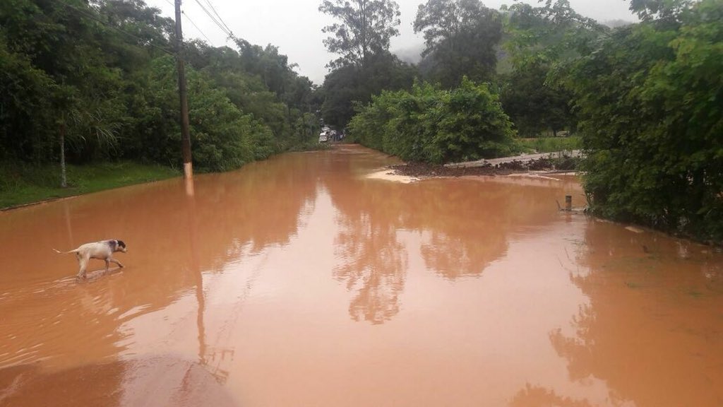 Um deslizamento de terra matou um menino de sete anos de idade e deixou uma mulher ferida no Morro do Querosene, no distrito da Posse, em Petrópolis, região serrana do Rio de Janeiro; de acordo com a Prefeitura, há registros de deslizamentos em várias localidades; a Defesa Civil de Petrópolis está em estágio de atenção já que a chuva permanece em algumas regiões da cidade e existe a previsão de continuidade ao longo do dia (Foto: Voney Malta) Um deslizamento de terra matou um menino de sete anos de idade e deixou uma mulher ferida no Morro do Querosene, no distrito da Posse, em Petrópolis, região serrana do Rio de Janeiro; de acordo com a Prefeitura, há registros de deslizamentos em várias localidades; a Defesa Civil de Petrópolis está em estágio de atenção já que a chuva permanece em algumas regiões da cidade e existe a previsão de continuidade ao longo do dia