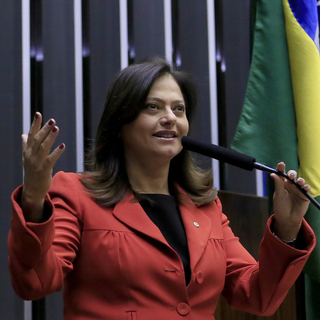 Única mulher da bancada baiana na Câmara, Alice Portugal diz que apesar de as mulheres serem a maioria da população, “não somos representadas nos espaços de poder, na Câmara, por exemplo, somos 513 deputados e apenas 51 mulheres. Na Bahia, dos 39, eu sou a única atualmente”; a parlamentar revela que o assassinato de mulheres negras aumentou 54% em 10 anos e que 12 mulheres são assassinadas por dia no Brasil (Foto: Voney Malta) Única mulher da bancada baiana na Câmara, Alice Portugal diz que apesar de as mulheres serem a maioria da população, “não somos representadas nos espaços de poder, na Câmara, por exemplo, somos 513 deputados e apenas 51 mulheres. Na Bahia, dos 39, eu sou a única atualmente”; a parlamentar revela que o assassinato de mulheres negras aumentou 54% em 10 anos e que 12 mulheres são assassinadas por dia no Brasil