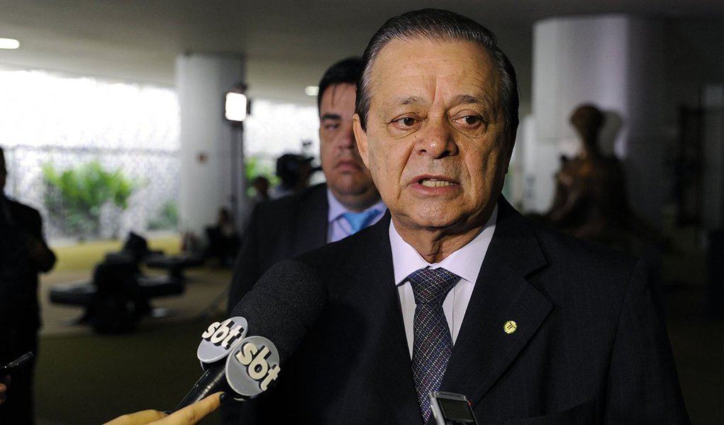 Indicado pelo deputado federal Jovair Arantes (PTB-GO), a Susep - empresa que atua como xerife do mercado de seguros no Brasil, está investigando o seu ex-diretor, Cássio Cabral; ele é suspeito de favorecer a Capemisa, livrando a empresa da intervenção da Aplub, que era controlada pela própria Capemisa; o rombo deixado é de R$ 150 milhões, o que teria lesado 50 mil contribuintes; Jovair Arantes foi o relator do impeachment na Câmara que afastou do governo Dilma Roussef, uma presidente honesta e que não cometeu crime algum (Foto: Voney Malta) Indicado pelo deputado federal Jovair Arantes (PTB-GO), a Susep - empresa que atua como xerife do mercado de seguros no Brasil, está investigando o seu ex-diretor, Cássio Cabral; ele é suspeito de favorecer a Capemisa, livrando a empresa da intervenção da Aplub, que era controlada pela própria Capemisa; o rombo deixado é de R$ 150 milhões, o que teria lesado 50 mil contribuintes; Jovair Arantes foi o relator do impeachment na Câmara que afastou do governo Dilma Roussef, uma presidente honesta e que não cometeu crime algum