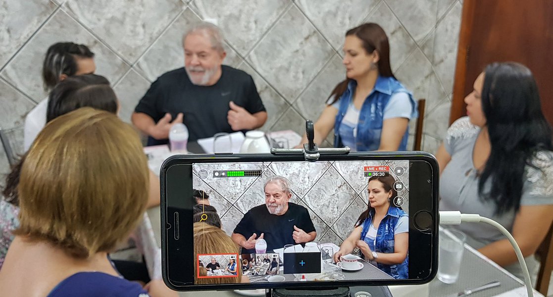 O ex-presidente Lula divulgou em suas redes sociais uma mensagem de apoio às mulheres brasileiras, pelo Dia Internacional da Mulher, nesta quinta-feira, 8; em conversa com mulheres de diferentes segmentos sociais, que falaram sobre as dificuldades enfrentadas diariamente no País, Lula destacou a força feminina nas conquistas do povo e fez um pedido especial; "Não desanimem nunca. As mulheres têm que estudar, têm que ter uma profissão, uma independência econômica. A mulher não vai viver com ninguém a troco de um prato de comida, vai viver porque ela gosta, porque ama", disse Lula; "Denunciem assédio, denunciem maus-tratos, cantadas, denunciem qualquer coisa", afirmou (Foto: Aquiles Lins) O ex-presidente Lula divulgou em suas redes sociais uma mensagem de apoio às mulheres brasileiras, pelo Dia Internacional da Mulher, nesta quinta-feira, 8; em conversa com mulheres de diferentes segmentos sociais, que falaram sobre as dificuldades enfrentadas diariamente no País, Lula destacou a força feminina nas conquistas do povo e fez um pedido especial; "Não desanimem nunca. As mulheres têm que estudar, têm que ter uma profissão, uma independência econômica. A mulher não vai viver com ninguém a troco de um prato de comida, vai viver porque ela gosta, porque ama", disse Lula; "Denunciem assédio, denunciem maus-tratos, cantadas, denunciem qualquer coisa", afirmou