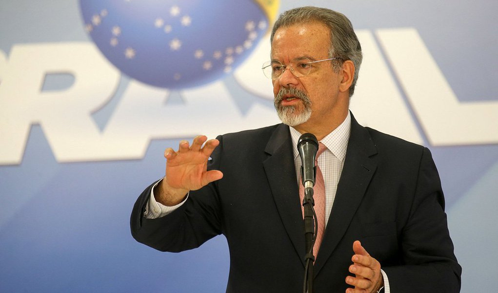 Ministro da Segurança Pública, Raul Jungmann, pediu à ministra Cármen Lúcia, presidente do STF, que coloque em pauta o processo que trata da descriminalização de usuários de drogas, para que a Corte possa estabelecer uma quantidade mínima para o porte de substâncias; "Essa distinção precisa ter quantidade que separa um do outro, como a lei não traz essa quantidade, fica muito difuso, fica ao arbítrio de cada juiz, de cada corte, de cada vara estabelecer quem é usuário", disse após sair de um encontro com Cármen Lúcia; "Pedi que esse assunto possa ser pautado o mais rapidamente possível", disse Jungmann (Foto: Paulo Emílio) Ministro da Segurança Pública, Raul Jungmann, pediu à ministra Cármen Lúcia, presidente do STF, que coloque em pauta o processo que trata da descriminalização de usuários de drogas, para que a Corte possa estabelecer uma quantidade mínima para o porte de substâncias; "Essa distinção precisa ter quantidade que separa um do outro, como a lei não traz essa quantidade, fica muito difuso, fica ao arbítrio de cada juiz, de cada corte, de cada vara estabelecer quem é usuário", disse após sair de um encontro com Cármen Lúcia; "Pedi que esse assunto possa ser pautado o mais rapidamente possível", disse Jungmann