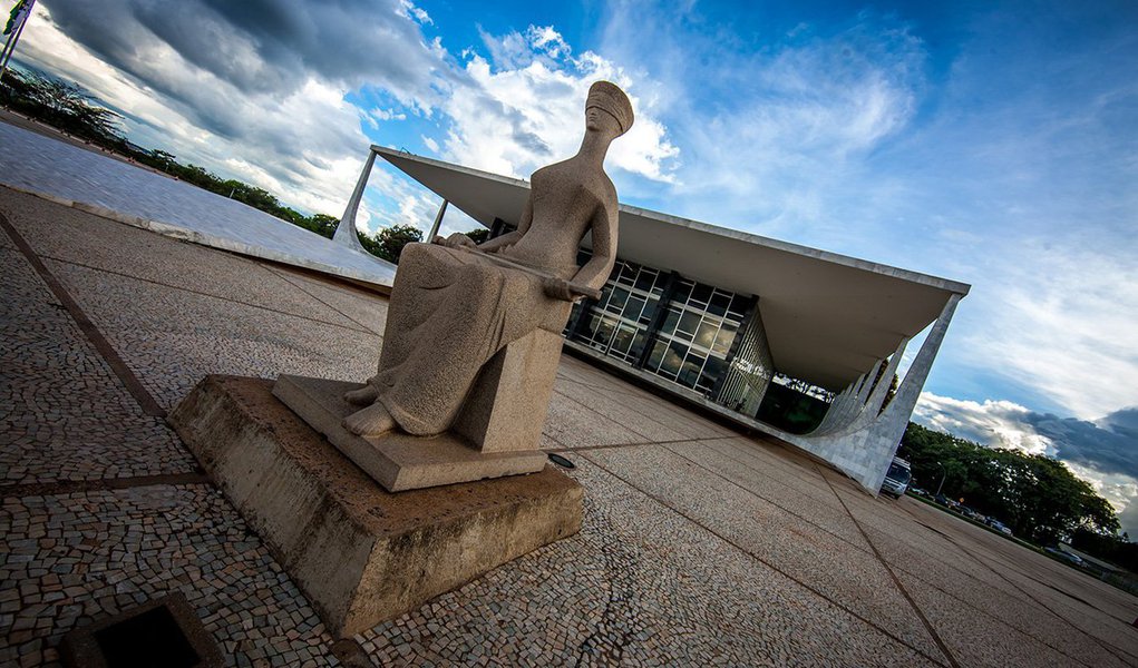 Plenário do TSE revogou dois artigos de uma resolução que restringiam a abrangência de perguntas em pesquisas eleitorais, após reação negativa por parte da imprensa e de institutos de pesquisa; parágrafos 10 e 11 do artigo 2 da resolução sobre pesquisas eleitorais previam a proibição de "indagações a respeito de temas não relacionados à eleição" nas pesquisas de opinião pública, e também que os questionários não poderiam "conter afirmação caluniosa, difamatória, injuriosa ou informação sabidamente inverídica, sob pena de suspensão de sua divulgação"
(Foto: Paulo Emílio) Plenário do TSE revogou dois artigos de uma resolução que restringiam a abrangência de perguntas em pesquisas eleitorais, após reação negativa por parte da imprensa e de institutos de pesquisa; parágrafos 10 e 11 do artigo 2 da resolução sobre pesquisas eleitorais previam a proibição de "indagações a respeito de temas não relacionados à eleição" nas pesquisas de opinião pública, e também que os questionários não poderiam "conter afirmação caluniosa, difamatória, injuriosa ou informação sabidamente inverídica, sob pena de suspensão de sua divulgação"
