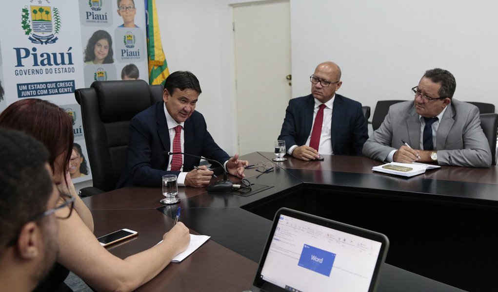 Depois de ter viajado para Portugal e Espanha, o governador Wellington Dias agora acerta com a Caixa Econômica Federal as condições para a implementação de um projeto piloto na área de habitação no estado do Piauí, com a utilização de um Fundo Europeu; o objetivo é garantir condições de uma alternativa em que a taxa de remuneração seja semelhante ao do Minha Casa, Minha Vida; “Estamos falando de um contrato de aproximadamente R$ 50 milhões para garantir a construção de aproximadamente 300 unidades habitacionais, em padrão compatível, inicialmente em Teresina. O objetivo é fomentar a geração de emprego e renda”, disse ele (Foto: Voney Malta) Depois de ter viajado para Portugal e Espanha, o governador Wellington Dias agora acerta com a Caixa Econômica Federal as condições para a implementação de um projeto piloto na área de habitação no estado do Piauí, com a utilização de um Fundo Europeu; o objetivo é garantir condições de uma alternativa em que a taxa de remuneração seja semelhante ao do Minha Casa, Minha Vida; “Estamos falando de um contrato de aproximadamente R$ 50 milhões para garantir a construção de aproximadamente 300 unidades habitacionais, em padrão compatível, inicialmente em Teresina. O objetivo é fomentar a geração de emprego e renda”, disse ele