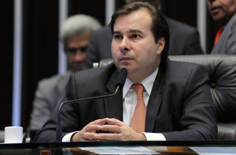 Presidente da Câmara, Rodrigo Maia (DEM-RJ), afirmou nesta quarta-feira (7) que a rejeição da sociedade ao PSDB, de acordo com recentes pesquisas, prejudica a imagem do pré-candidato tucano à Presidência da República, Geraldo Alckmin; "Ele é um bom governador. Mas a rejeição do PSDB é hoje maior que a do PT, e isso está contaminando a imagem dele do pré-candidato tucano", disse; "Tenho muitas dúvidas sobre a vitória do PSDB nas eleições", disse Maia, que será lançado à Presidência pelo DEM nesta quinta-feira (8) (Foto: Aquiles Lins) Presidente da Câmara, Rodrigo Maia (DEM-RJ), afirmou nesta quarta-feira (7) que a rejeição da sociedade ao PSDB, de acordo com recentes pesquisas, prejudica a imagem do pré-candidato tucano à Presidência da República, Geraldo Alckmin; "Ele é um bom governador. Mas a rejeição do PSDB é hoje maior que a do PT, e isso está contaminando a imagem dele do pré-candidato tucano", disse; "Tenho muitas dúvidas sobre a vitória do PSDB nas eleições", disse Maia, que será lançado à Presidência pelo DEM nesta quinta-feira (8)