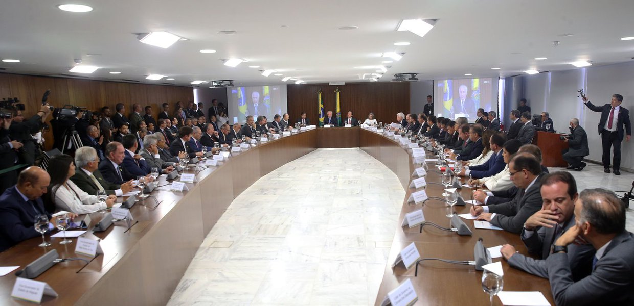 O governo federal vai destinar 42 bilhões de reais para a segurança pública nos Estados, inclusive para o reequipamento das polícias, nos próximos cinco anos, dos quais 5 bilhões de reais serão liberados em 2018; anúncio foi feito pelo ministro da Segurança Pública, Raul Jungmann, durante reunião com representantes dos 27 Estados, esta manhã, no Palácio do Planalto; desse total, 33,6 bilhões de reais serão oferecidos aos Estados como financiamento pelo BNDES (Foto: Aquiles Lins) O governo federal vai destinar 42 bilhões de reais para a segurança pública nos Estados, inclusive para o reequipamento das polícias, nos próximos cinco anos, dos quais 5 bilhões de reais serão liberados em 2018; anúncio foi feito pelo ministro da Segurança Pública, Raul Jungmann, durante reunião com representantes dos 27 Estados, esta manhã, no Palácio do Planalto; desse total, 33,6 bilhões de reais serão oferecidos aos Estados como financiamento pelo BNDES