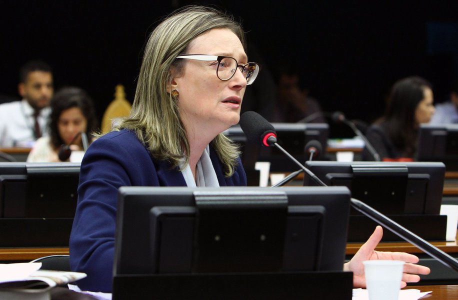 A deputada federal Maria do Rosário (PT-RS) criticou uma reportagem do jornal, segundo a qual o "Desemprego sobe, mas isso não é desanimador"; após afirmar chamar a atenção para "gente sem rosto para o mercado ao qual os governantes servem", ele sugeriu organizações "em sindicatos, associações, movimentos e lutem. Quem tem fome tem pressa"; a taxa de desemprego no País aumentou para 12,2% e afeta 12,7 milhões de brasileiros (Foto: Leonardo Lucena) A deputada federal Maria do Rosário (PT-RS) criticou uma reportagem do jornal, segundo a qual o "Desemprego sobe, mas isso não é desanimador"; após afirmar chamar a atenção para "gente sem rosto para o mercado ao qual os governantes servem", ele sugeriu organizações "em sindicatos, associações, movimentos e lutem. Quem tem fome tem pressa"; a taxa de desemprego no País aumentou para 12,2% e afeta 12,7 milhões de brasileiros