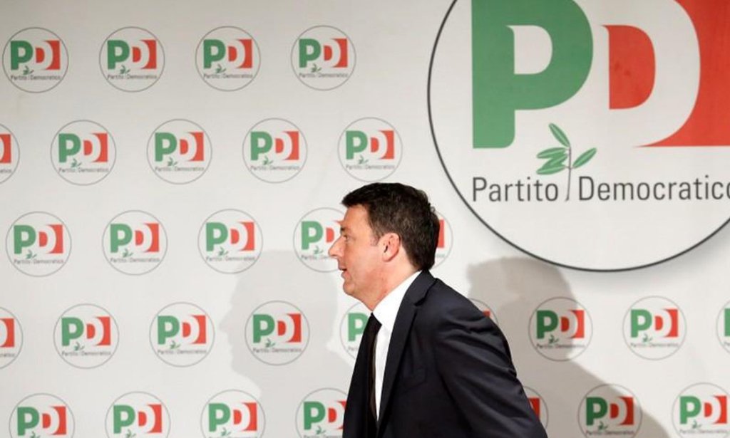 O ex-primeiro-ministro italiano Matteo Renzi renunciou nesta segunda-feira à liderança do Partido Democrático (PD), de centro-esquerda, após uma contundente derrota eleitoral, mas garantiu que seu partido não irá fechar acordos com partidos anti-establishment que eleitores preferiram; o PD teve cerca de 19% dos votos na eleição de domingo, seu pior resultado desde sua criação, em 2007, apesar de ter presidido uma modesta recuperação na terceira maior economia da zona do euro (Foto: Leonardo Lucena) O ex-primeiro-ministro italiano Matteo Renzi renunciou nesta segunda-feira à liderança do Partido Democrático (PD), de centro-esquerda, após uma contundente derrota eleitoral, mas garantiu que seu partido não irá fechar acordos com partidos anti-establishment que eleitores preferiram; o PD teve cerca de 19% dos votos na eleição de domingo, seu pior resultado desde sua criação, em 2007, apesar de ter presidido uma modesta recuperação na terceira maior economia da zona do euro
