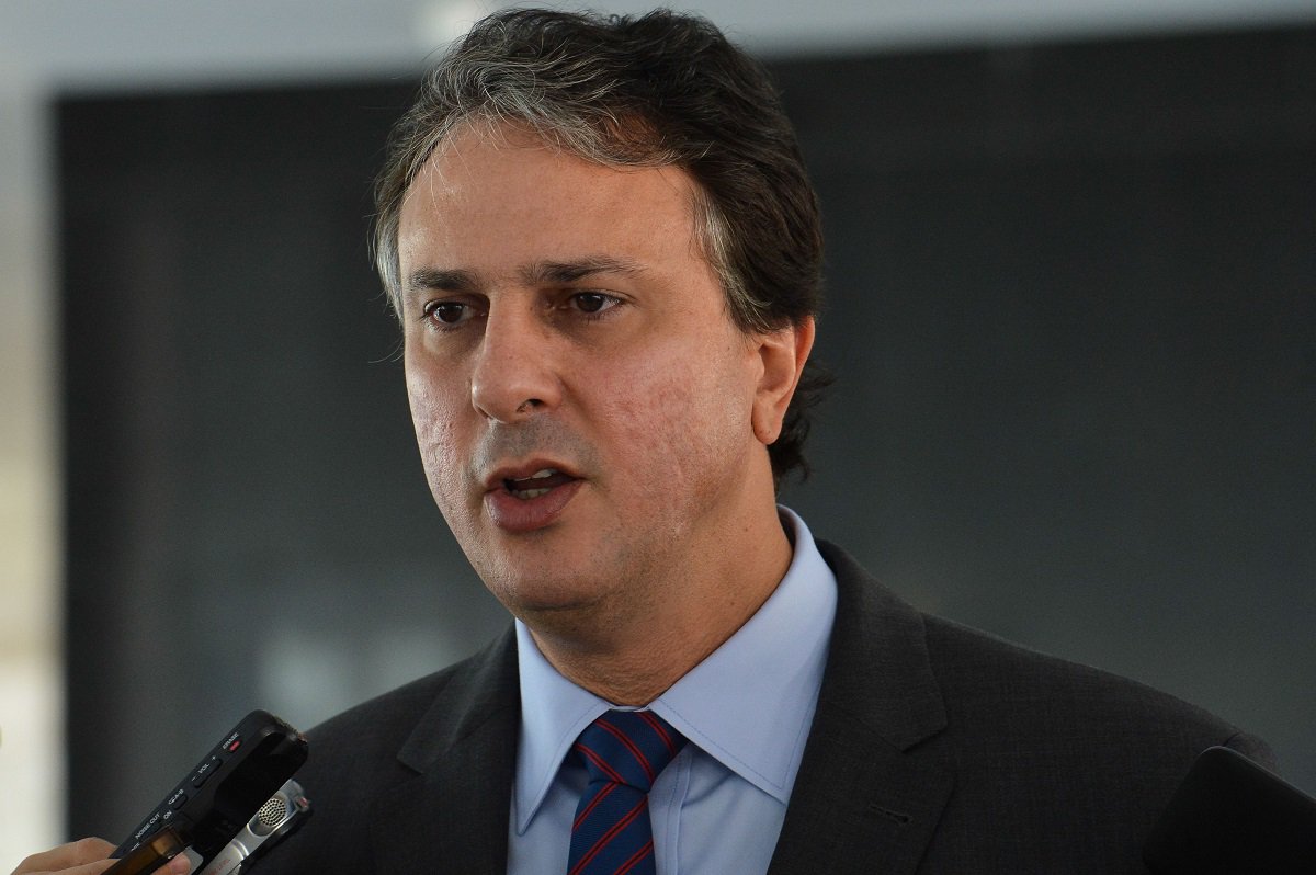 O governador Camilo Santana participa, nesta manhã, do Fórum de Governadores, com a participação de Michel Temer, no Palácio do Planalto. A segurança pública é o principal tema da reunião. Além de Temer, devem estar presentes ministros, os presidentes do Senado, Eunício Oliveira (PMDB-CE), e da Câmara, Rodrigo Maia (DEM-RJ), e a presidente do Supremo Tribunal Federal, ministra Cármen Lúcia.
(Foto: Fatima 247) O governador Camilo Santana participa, nesta manhã, do Fórum de Governadores, com a participação de Michel Temer, no Palácio do Planalto. A segurança pública é o principal tema da reunião. Além de Temer, devem estar presentes ministros, os presidentes do Senado, Eunício Oliveira (PMDB-CE), e da Câmara, Rodrigo Maia (DEM-RJ), e a presidente do Supremo Tribunal Federal, ministra Cármen Lúcia.