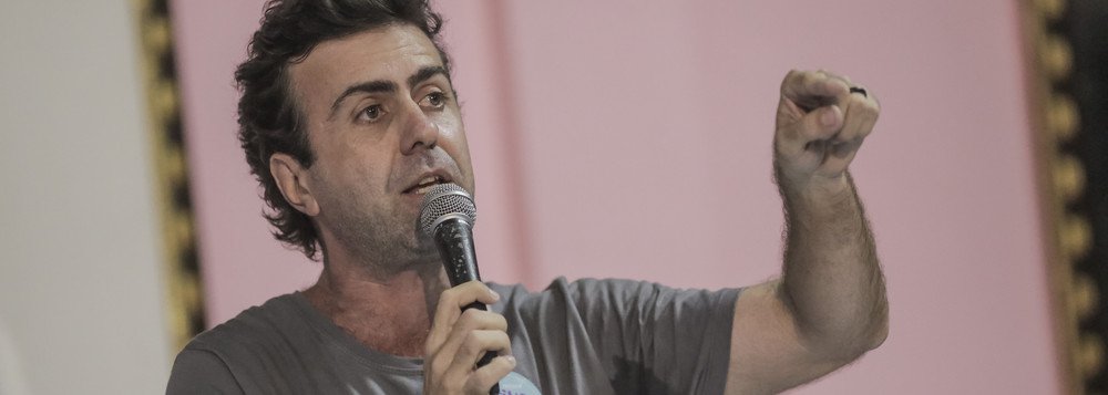 Deputado estadual Marcelo Freixo (Psol) fez referência à intervenção no Rio; após destacar a violência no Nordeste, o parlamentar disse que, "pela lógica, se o Temer estivesse preocupado com a violência, começaria com o Rio Grande do Norte"; "O que o Temer está fazendo é se apropriando do medo para criar um projeto político"; A intervenção é uma "loucura para salvar a pele do PM", avalia; "O PMDB é o maior crime organizado do Rio de Janeiro. Não sou eu quem está dizendo, isto está na denúncia contra o Cabral. A quadrilha pela qual ele responde à justiça é o próprio governo" (Foto: Leonardo Lucena) Deputado estadual Marcelo Freixo (Psol) fez referência à intervenção no Rio; após destacar a violência no Nordeste, o parlamentar disse que, "pela lógica, se o Temer estivesse preocupado com a violência, começaria com o Rio Grande do Norte"; "O que o Temer está fazendo é se apropriando do medo para criar um projeto político"; A intervenção é uma "loucura para salvar a pele do PM", avalia; "O PMDB é o maior crime organizado do Rio de Janeiro. Não sou eu quem está dizendo, isto está na denúncia contra o Cabral. A quadrilha pela qual ele responde à justiça é o próprio governo"